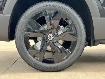 2025 Volkswagen Taos 1.5T SE Black